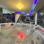 Golden Blue - Jacuzzi 酒店 *